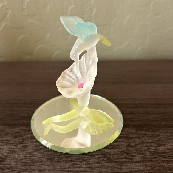 Frosted Glass Hummingbird on Flower Petal Figurine - Picture 2 of 6
